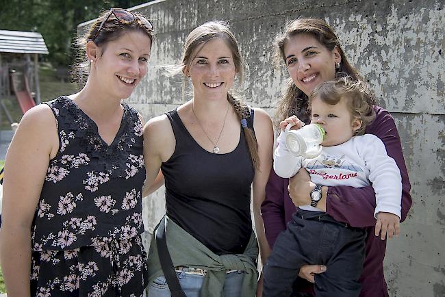 Mariette Fercher (34), Mund, Deborah Bittel (26) und Samira (34) mit Livio (1) Niederhauser, Bellwald.