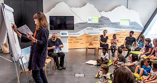 Lesung und Pr&auml;sentation des neuen Kinderbuchs &laquo;Du bist nicht allein, kleiner Aletschfloh&raquo; durch Karin Widmer und Beat Hugi.