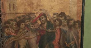 Der Kunstexperte Stephane Pinta zeigt am Dienstag in Paris ein Gem&auml;lde des italienischen Meisters Cimabue aus dem 13. Jahrhundert.