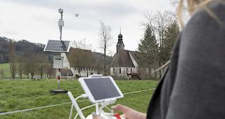 Durch die Zusammenarbeit wolle man auf dem Feld und im Stall greifbar machen, wie das sogenannte "Smart Farming" funktioniert, also der Einsatz von Informations- und Kommunikationstechnologien in der Landwirtschaft.