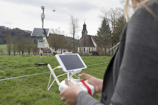 Durch die Zusammenarbeit wolle man auf dem Feld und im Stall greifbar machen, wie das sogenannte "Smart Farming" funktioniert, also der Einsatz von Informations- und Kommunikationstechnologien in der Landwirtschaft.