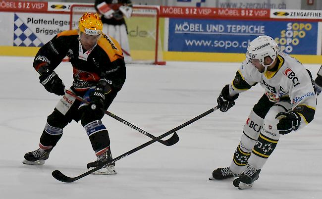 Visp Tomas Dolana gegen Jordane Hauert, der Ajoie-Verteidiger entschied mit dem 2:3 das Spiel in der Verlängerung.