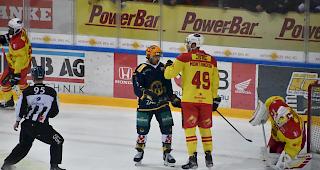 Die Siderser Maxime Montandon und Goalie Remo Giovannini zogen gegen Langenthal und dessen Ausl&auml;nder Andrew Clark klar den K&uuml;rzeren.