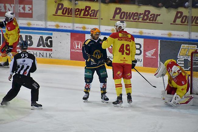 Die Siderser Maxime Montandon und Goalie Remo Giovannini zogen gegen Langenthal und dessen Ausländer Andrew Clark klar den Kürzeren.