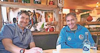 R&uuml;ckblick. Martin Lehner, der neue H&uuml;ttenwart der H&ouml;rnlih&uuml;tte (links), arbeitet eng mit dem Zermatter Rettungschef Anjan Truffer &shy;zusammen, wenn Alpinisten am Matterhorn in Bergnot geraten.