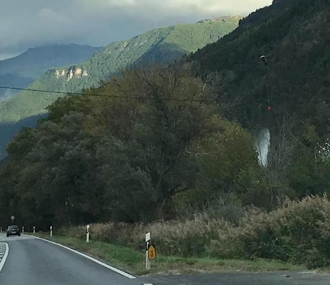 Ein Helikopter der Air Zermatt wurde aufgeboten, um den Brand zu löschen.