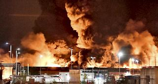 Riesige Flammen und Explosionen in der Fabrik des Unternehmens Lubrizol, das Zusatzmittel f&uuml;r &Ouml;le herstellt.