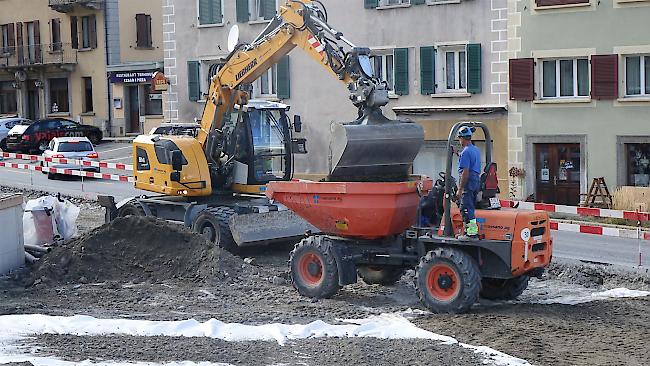 Der Gliser Dorfplatz sollte 2020 fertig sein. Bis Ende Oktober sind wieder beide Spuren befahrbar.