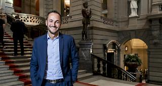 Bodenst&auml;ndig. Anzug ja, Krawatte nein &ndash; Mathias Reynard in Bundesbern.