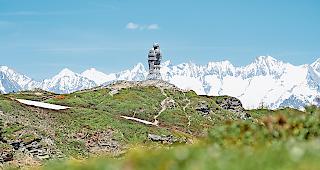 Mit Granit. Auf der Inschrift des Simplonadlers steht: &laquo;In der Freiheit der Berge steht es, ein wuchtiges Mal aus hartem Granit: Ein Gedenken treuer Pflichterf&uuml;llung, ein dauerndes Mahnen,  willig und wach zu sein f&uuml;r unsere Freiheit.&raquo;