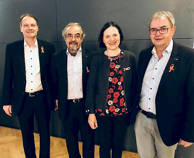 Franck Moos, Direktor KLW, Gilbert Zulian, Präsident Krebsliga Schweiz, Staatsrätin Esther Waeber-Kalbermatten und Reinhard Zenhäusern, Präsident KLW (von links).