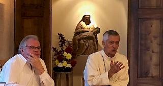 Bischof Jean-Marie Lovey (rechts), hier zusammen mit Generalvikar Richard Lehner, blickte auf seine mittlerweile f&uuml;nfj&auml;hrige Amtszeit zur&uuml;ck.