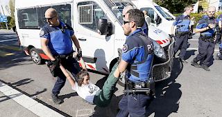 Aktivisten der Bewegung "Extinction Rebellion", die sich unter die Demonstranten gemischt hatten, wollten urspr&uuml;nglich in der Stadt drei Br&uuml;cken blockieren. Sie &auml;nderten ihre Pl&auml;ne und nahmen den Maladi&egrave;re-Kreisel ins Visier, einen wichtigen Knotenpunkt der Stadt Lausanne.