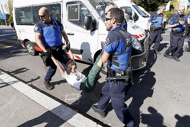 Aktivisten der Bewegung "Extinction Rebellion", die sich unter die Demonstranten gemischt hatten, wollten ursprünglich in der Stadt drei Brücken blockieren. Sie änderten ihre Pläne und nahmen den Maladière-Kreisel ins Visier, einen wichtigen Knotenpunkt der Stadt Lausanne.