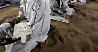 Etwa hundert Sch&uuml;ler, darunter Kinder im Alter von neun Jahren, seien in einem kleinen Raum angekettet gewesen. (Symbolbild)