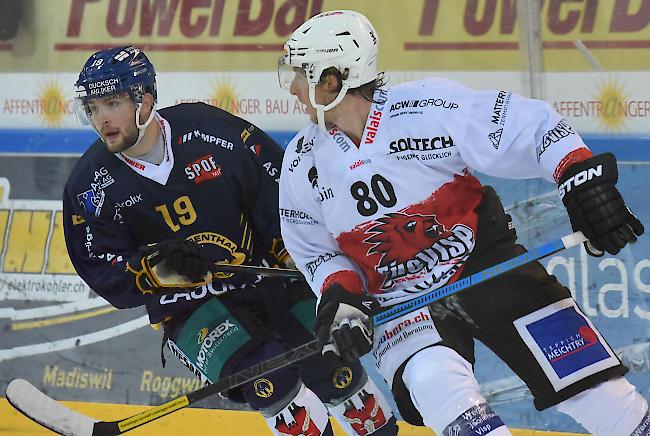 Fernando Heynen (rechts) gegen Langenthals Dominik Gyger, Visp kassierte im fünften Spiel die vierte Niederlage.