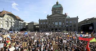 An der Klima-Kundgebung in Bern nahmen am Samstag gegen 100'000 Personen teil.