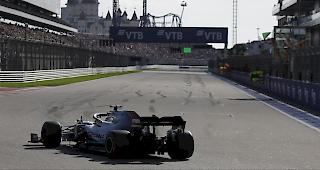 Lewis Hamilton feiert im GP von Russland in Sotschi seinen 82. GP-Sieg und kann schon im n&auml;chsten Rennen zum sechsten Mal Weltmeister werden.