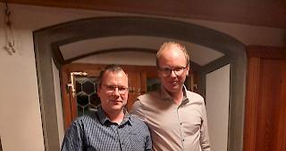 Stolz. Thomas Escher (links) wurde f&uuml;r 20 Jahre Mitgliedschaft in der &laquo;Saltina&raquo; zum Aktivehrenmitglied ernannt. Dies freute auch Pr&auml;sident Jonas Kalbermatten.