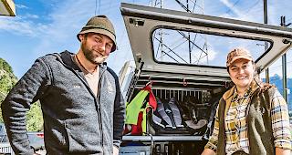 Aufgestellt. Gastj&auml;ger Jorgino Pein pr&auml;sentiert mit seiner Freundin Sarah Olitzsch einen erlegten G&auml;msbock.