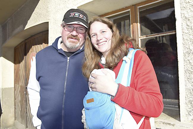 Alfons (49) und Angela Noti (27) mit Anton (3 Monate), Saas-Grund.