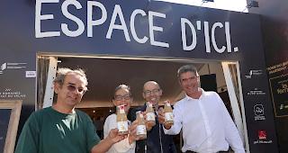 Die ersten Flaschen des neuen Birnensafts wurden an der Foire du Valais in Martinach vorgestellt (v.l.): Bernard Vollet, Chef der Anbaukulturen im Amt f&uuml;r Obst- und Gem&uuml;sebau, Sofia De Meyer, Direktorin von Opaline, G&eacute;rald Dayer, Chef der Dienststelle f&uuml;r Landwirtschaft und Ludovic Orts, Verantwortlicher Produktion von Opaline.