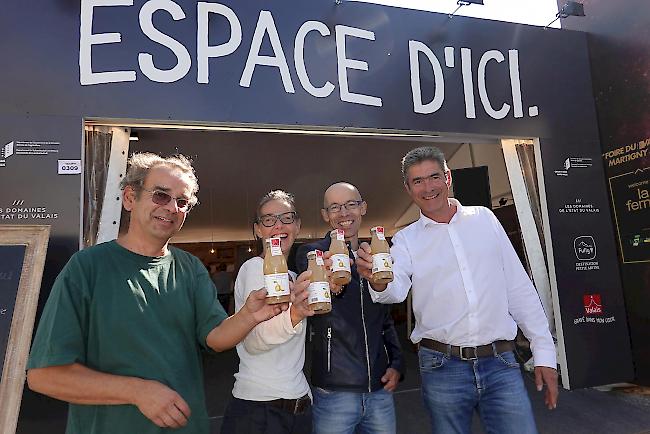 Die ersten Flaschen des neuen Birnensafts wurden an der Foire du Valais in Martinach vorgestellt (v.l.): Bernard Vollet, Chef der Anbaukulturen im Amt für Obst- und Gemüsebau, Sofia De Meyer, Direktorin von Opaline, Gérald Dayer, Chef der Dienststelle für Landwirtschaft und Ludovic Orts, Verantwortlicher Produktion von Opaline.