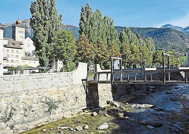 Soll saniert werden: Die Holzbrücke über die Saltina bei der Mediathek.