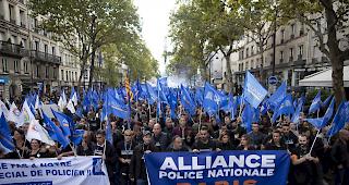 In Paris haben am Mittwoch tausende Sicherheitskr&auml;fte f&uuml;r bessere Arbeitsbedingungen protestiert.