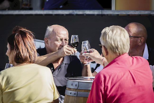 Santé. Ein paar Mal wird auf die Gesundheit angestossen. 