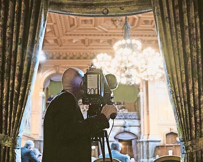 Vorhang auf. Die Ständeratskammer winkt. Wer winkt zurück? Die Debatte dazu heute Abend bei Mengis Medien.Foto Keystone