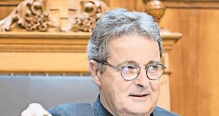 Er konnte es mit allen. Der scheidende St&auml;nderatspr&auml;sident Jean-Ren&eacute; Fournier mit Ratsglocke.Foto Keystone