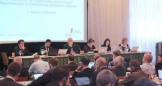 <b>Pr&auml;sidium.</b> Unter der Leitung von Lukas J&auml;ger (dritter von links), Mitglied des Pr&auml;sidialkollegiums, wurde in Visp die dritte Plenarsitzung des Verfassungsrats abgehalten.