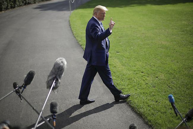 Präsident Trump hatte noch am Freitagvormittag gesagt, ob das Weisse Haus kooperieren werde, müssten die Anwälte der Regierung entscheiden.