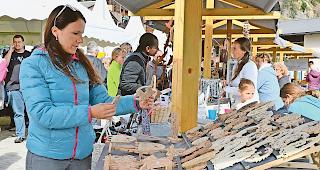 Holzschnitzereien. An elf Marktst&auml;nden konnten die Besucher verschiedene Produkte aus dem Bergdorf erwerben.Foto wb