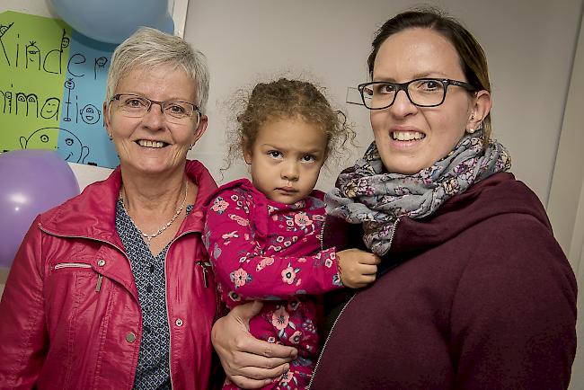 Christine Caduff (62), Hanna (3) und Nicole (36) Luna, Siders.