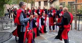 Renzo Cicillini (kniend l.) und Viktor Schnyder (kniend r.) sind seit Samstag Ritter des Ritterordens von Turn Niedergesteln.