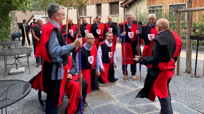 Renzo Cicillini (kniend l.) und Viktor Schnyder (kniend r.) sind seit Samstag Ritter des Ritterordens von Turn Niedergesteln.