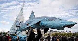 Aktivisten von Extinction Rebellion blockieren am Montag eine Br&uuml;cke in Paris.