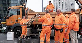 Mitarbeiter der Berliner Stadtreinigung (BSR) r&auml;umen am Potsdamer Platz den M&uuml;ll weg, den Aktivisten des Klimaschutz-B&uuml;ndnisses Extinction Rebellion w&auml;hrend einer Demonstration hinterlassen haben.
