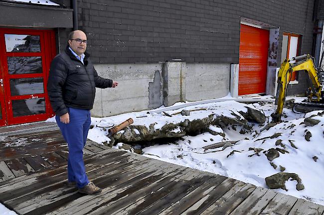 Aushub. Valentin König, CEO Bergbahnen Aletsch, zeigt auf den Ort der Absenkungen vor dem Westbereich der Bergstation.