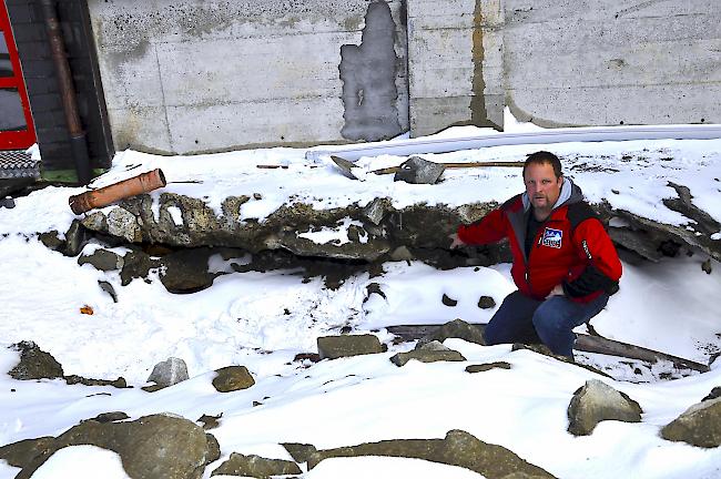 Mathias Lorenz, Betriebsleiter Aletsch Bahnen, im Aushub vor dem Fundament.