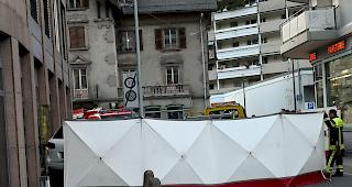 Die Einsatzkr&auml;fte der Feuerwehr bauten nach dem Selbstunfall beim Coop in Glis einen Sichtschutz auf. 