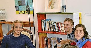 Das &laquo;Zum Runden Dreieck&raquo;-Team mit Pr&auml;sident Alois Biner, Sabine Kammacher und Ruth Grichting (v.&thinsp;l.) bietet neu auch eine B&uuml;cherecke an.