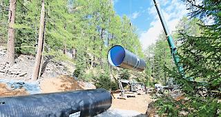 Kunststoff statt Beton. Das Fertig-Reservoir oberhalb von Oberwald fasst bis zu 300&thinsp;000 Liter Wasser.