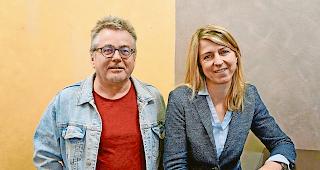 Programm wie ein Feuerwerk. Hermann Anthamatten, Pr&auml;sident, und Monika Holzegger, Betriebsleiterin ad interim, stellen das Jubil&auml;umsprogramm vor.