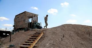 Ein K&auml;mpfer der syrischen demokratischen Streitkr&auml;fte inspiziert einen St&uuml;tzpunkt, nachdem Soldaten an die Front nahe der Grenze zur T&uuml;rkei gezogen waren.