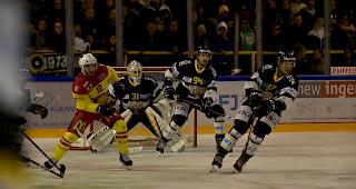 Siders-St&uuml;rmer Yoan Massimino (links) gegen den f&uuml;r die Mittelwalliser zu starken HC Ajoie.