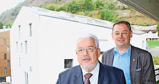 Sanierung abgeschlossen. Sanierer Albert Bass (links) und Gemeindepr&auml;sident Franz Ruppen vor dem Objekt finanztechnischer Herausforderungen, dem WNF-Geb&auml;ude in Naters.Foto wb