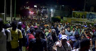 Migranten aus Afrika, Kuba, Haiti und anderen mittelamerikanischen L&auml;ndern machten sich am fr&uuml;hen Morgen zu Fuss von Tapachula an die s&uuml;dliche Grenze der Vereinigten Staaten auf.